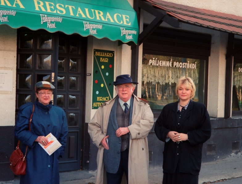1997 Škvorečtí s K.Krištofovou před Břevnovskou restauraci